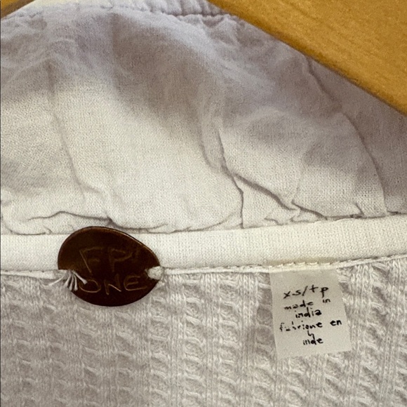 FREE PEOPLE WAFFLE KNIT BUTTON-DOWN- size XS - Picture 3 of 4